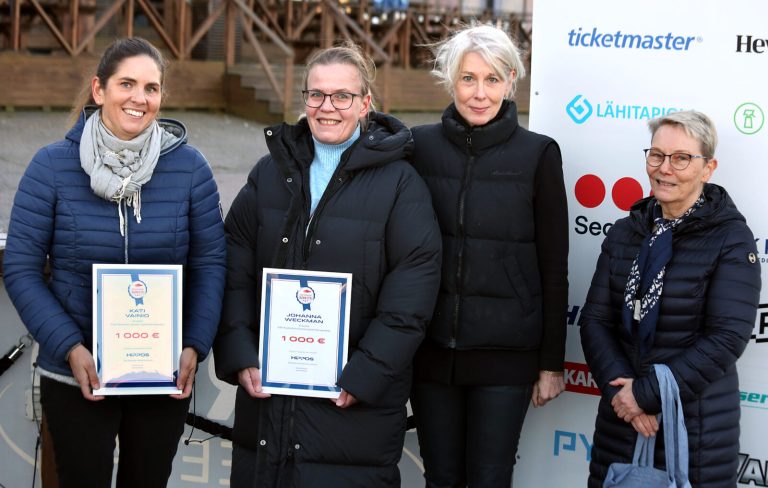 Stipendinsaajat ja palkitsijat yhteiskuvassa.