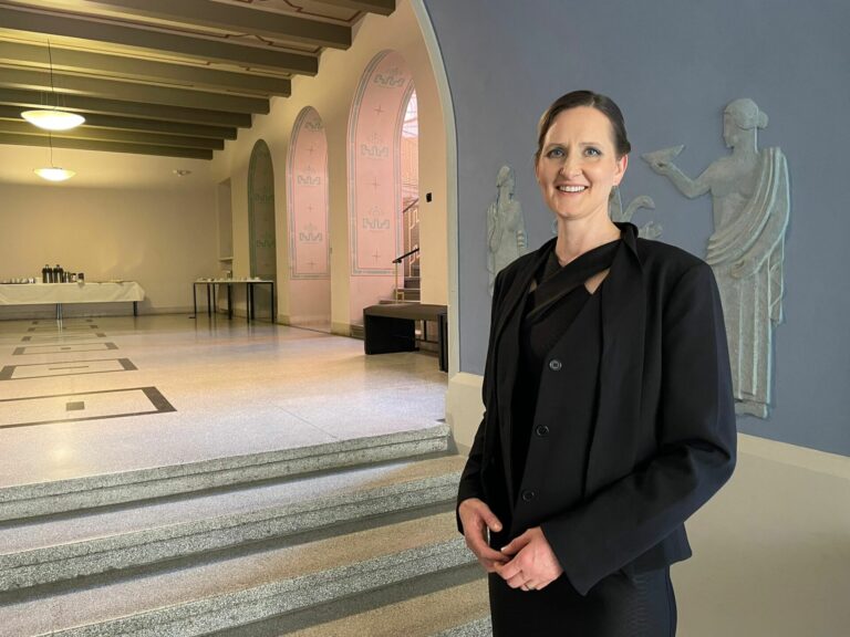 Jippoksen eläinlääkäri Reija Junkkari hienossa aulatilassa