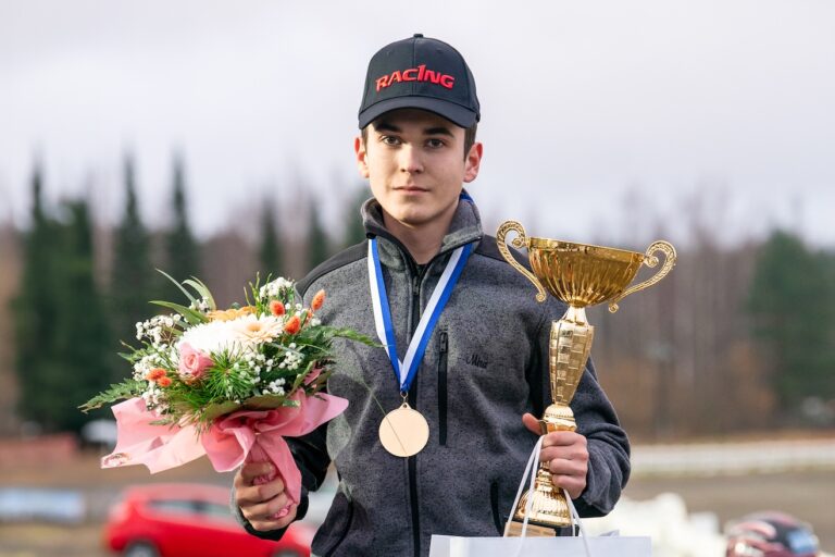 Nuori. palkittu ohjastaja